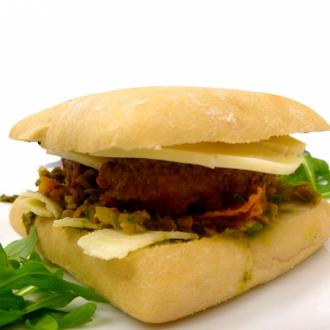 Hamburger au pesto, haché et condiments frais