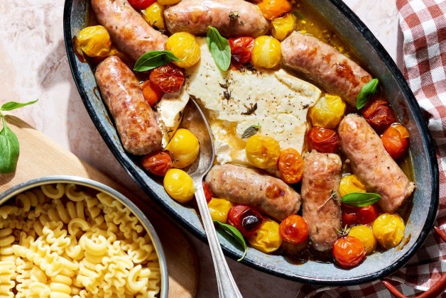 One pan feta, tomates cerises, saucisses de Toulouse