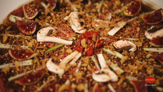 Carpaccio de bœuf Bigard, condiments d'automne et sauce japonaise au sésame noir